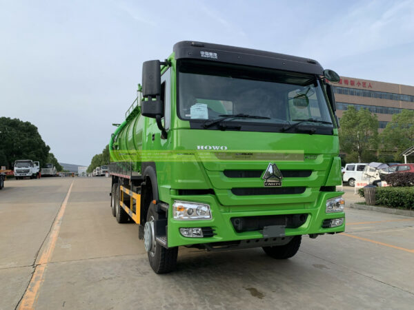SINOTRUK Vacuum Sewer Truck 18000L Head Right