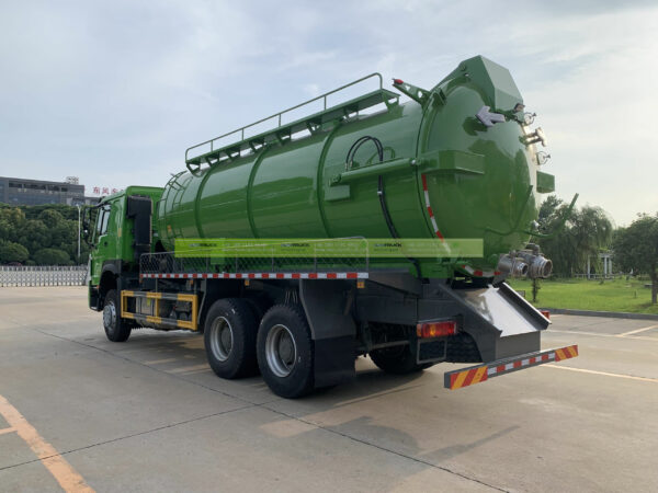SINOTRUK Vacuum Sewer Truck 18000L Left Container