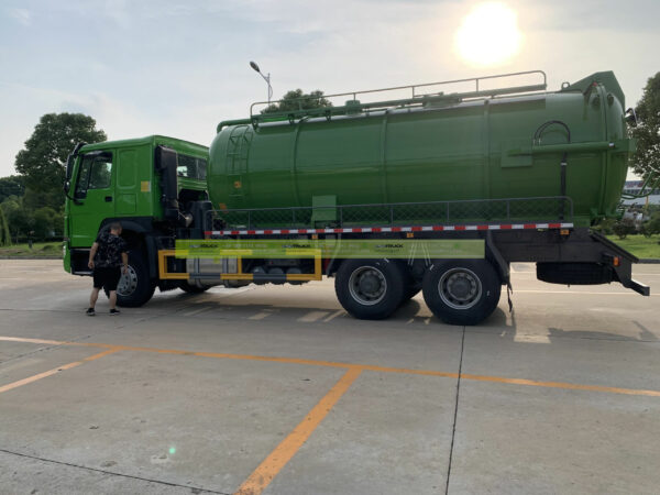SINOTRUK Vacuum Sewer Truck 18000L Left Side