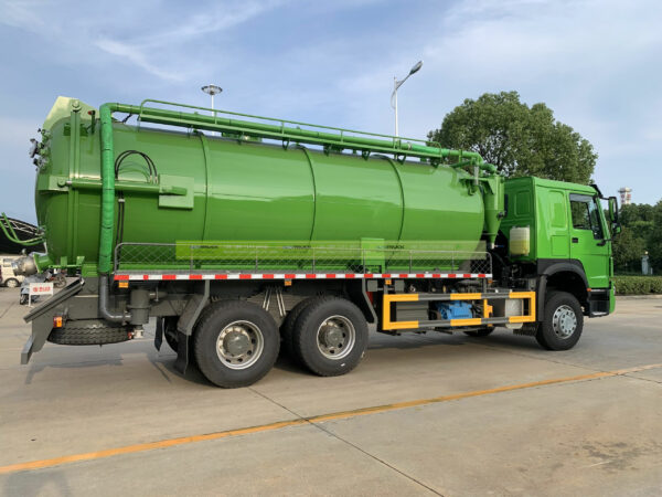 SINOTRUK Vacuum Sewer Truck 18000L Right Container
