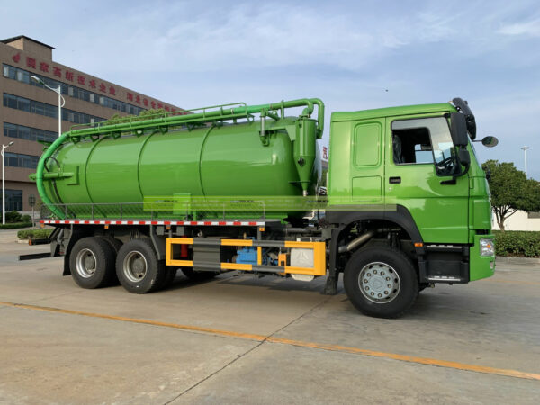 SINOTRUK Vacuum Sewer Truck 18000L Right Side