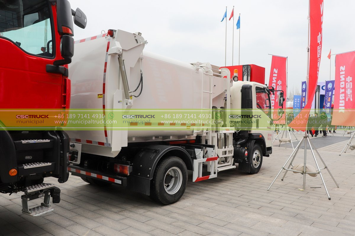 HOWO Kitchen Food Garbage Truck Back HOWO Kitchen Food Garbage Truck Back
