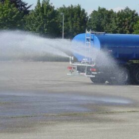 Water spray truck (2)