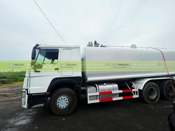 HOWO 30 Ton Sprinkler Water Tank Truck Tanker View