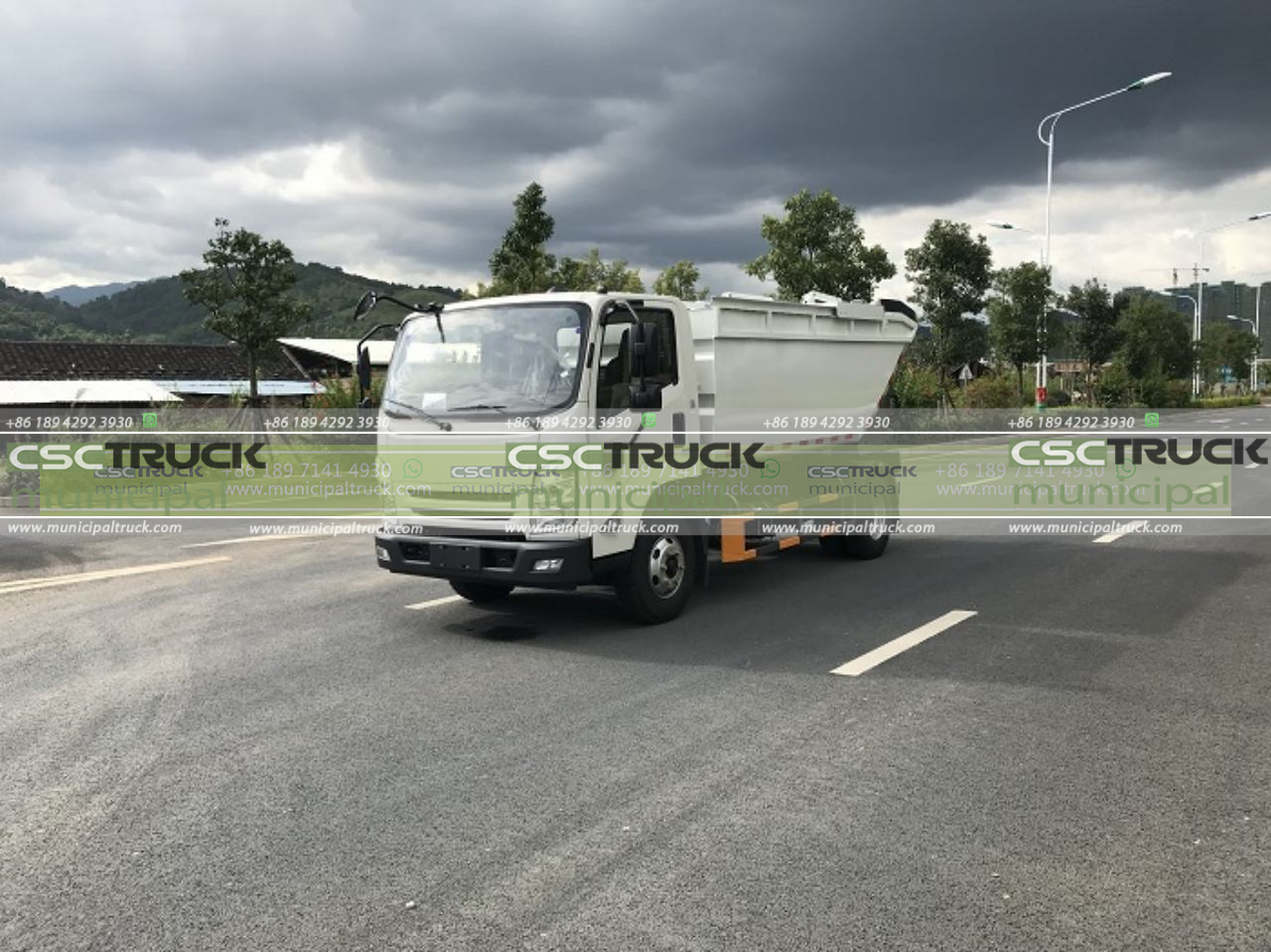 Self-Tipping Garbage Truck