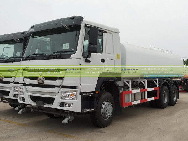 Sinotruk HOWO 20 Ton Water Sprinkler Tanker Truck Left Tractor
