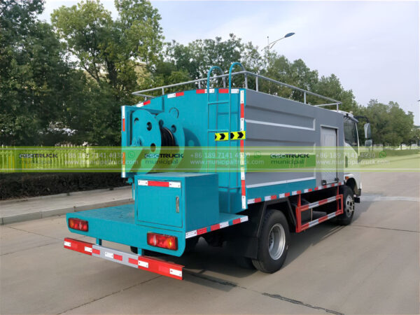 HOWO 5000 Liter Vacuum Cleaner Truck Back