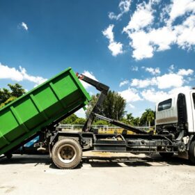 Hook loader garbage truck