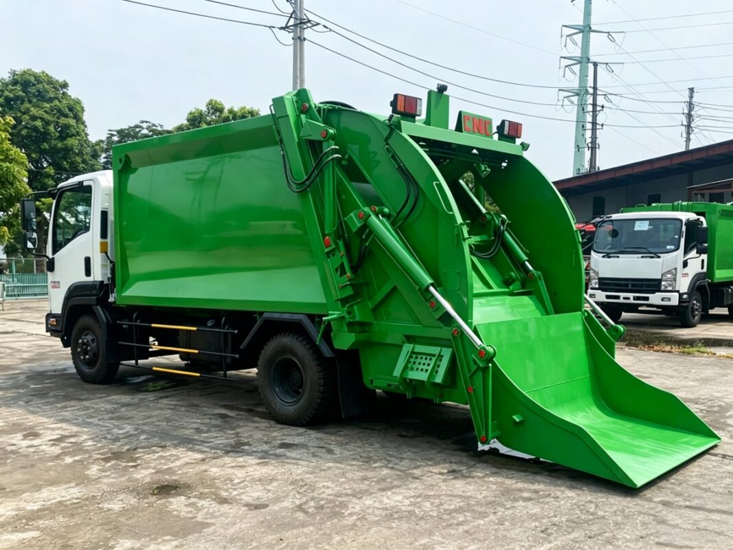 Rear loader garbage truck