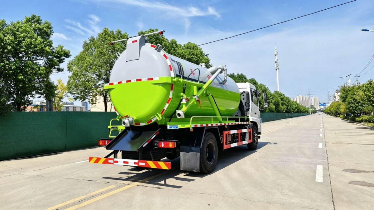 Vaccum sewer truck