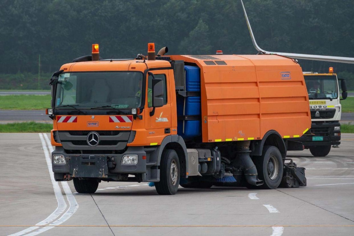 Airport Sweeper Truck