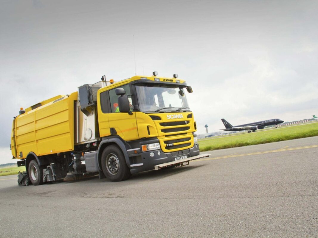 airport sweeper truck