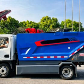 Self-tipping garbage truck