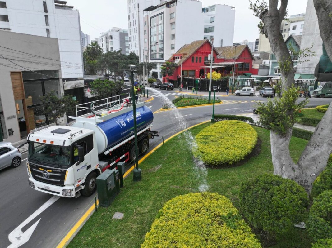 water sprinkler truck