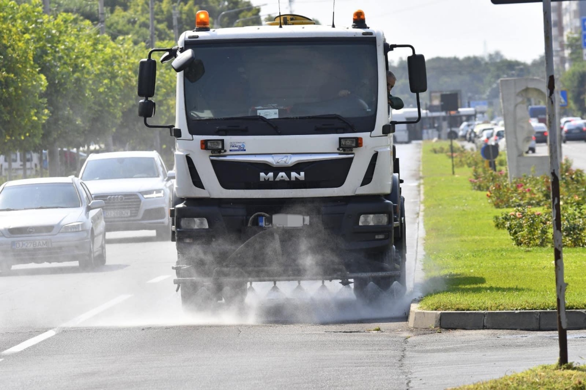 water sprinkler truck