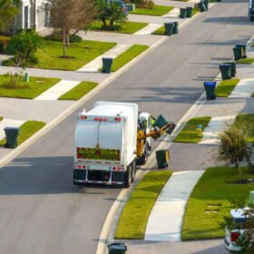 Side loader garbage truck
