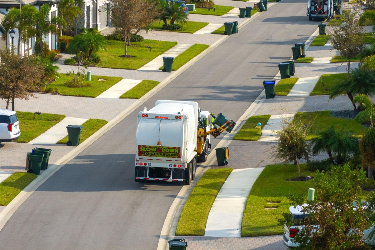 Side loader garbage truck