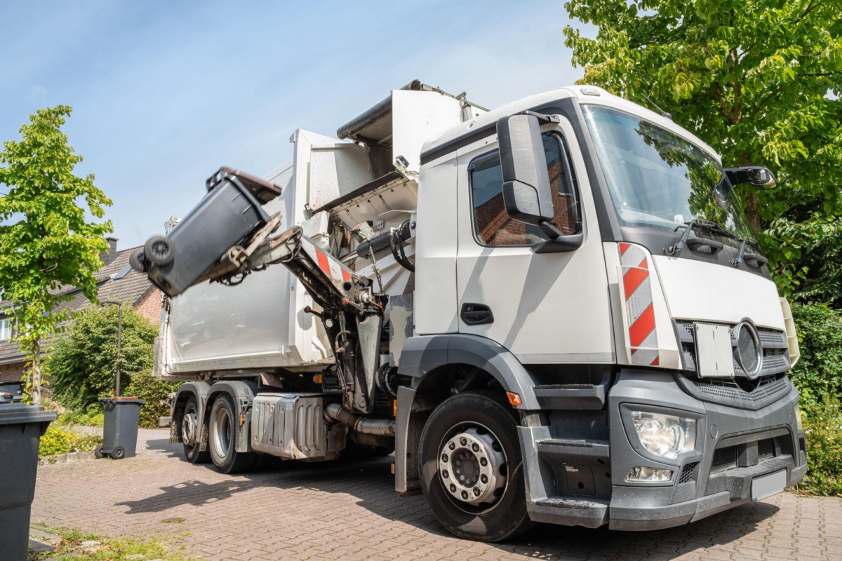 Side loader garbage truck