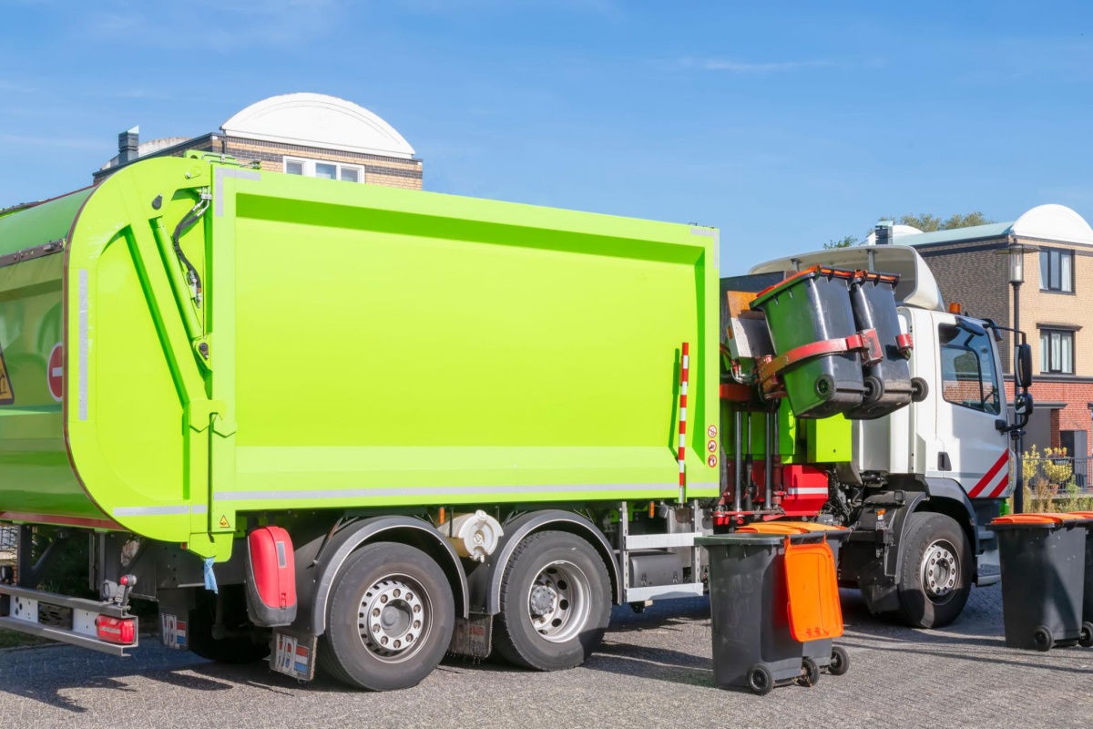 Side loader garbage truck