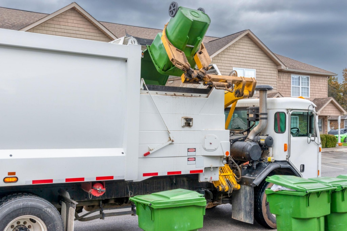 Side loader garbage truck