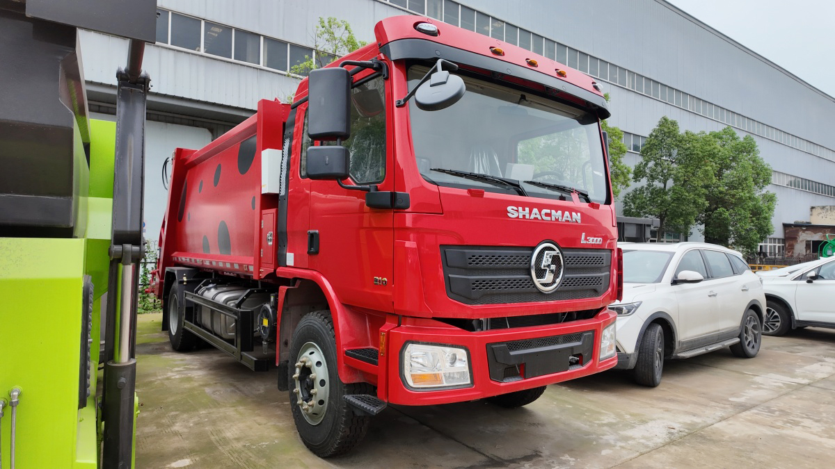 Garbage Compactor Truck