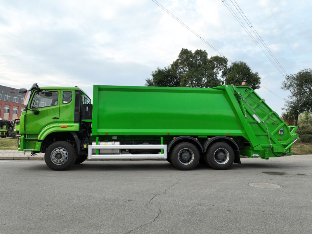 Garbage Compactor Truck