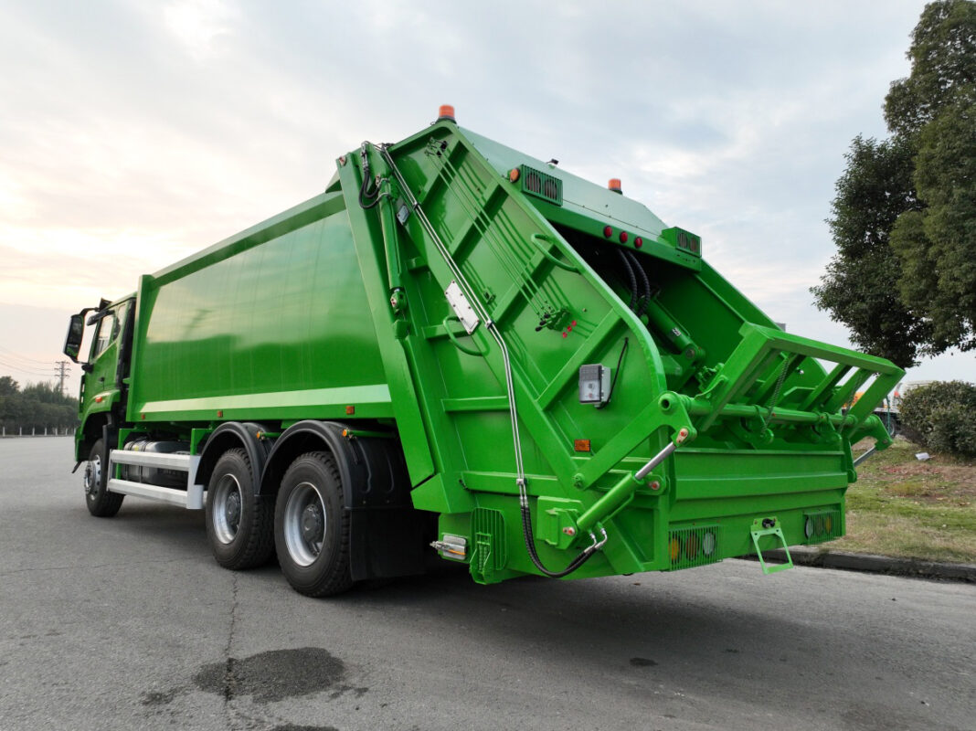 Garbage Compactor Truck