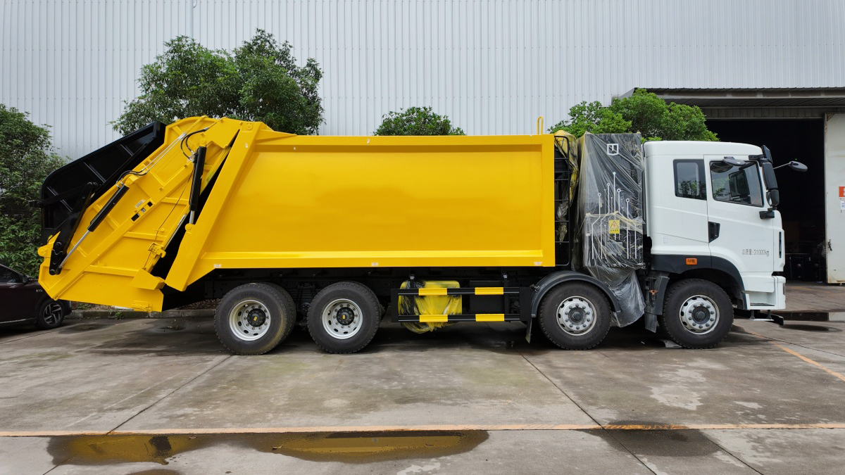 Garbage Compactor Truck