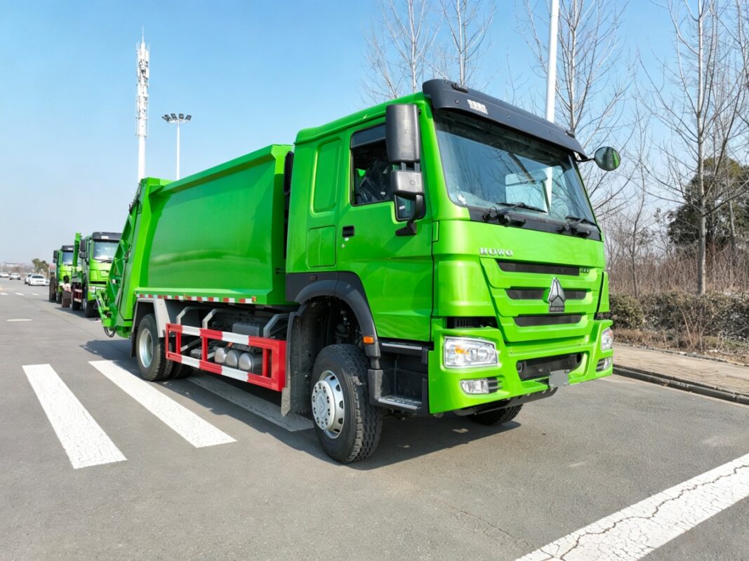 Compactor garbage truck