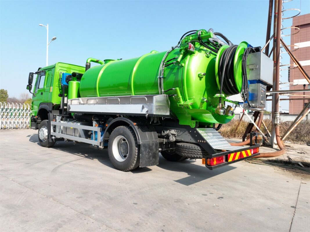 Combination Sewer Cleaner Truck 1