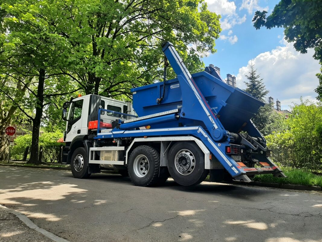 Skip loader garbage truck